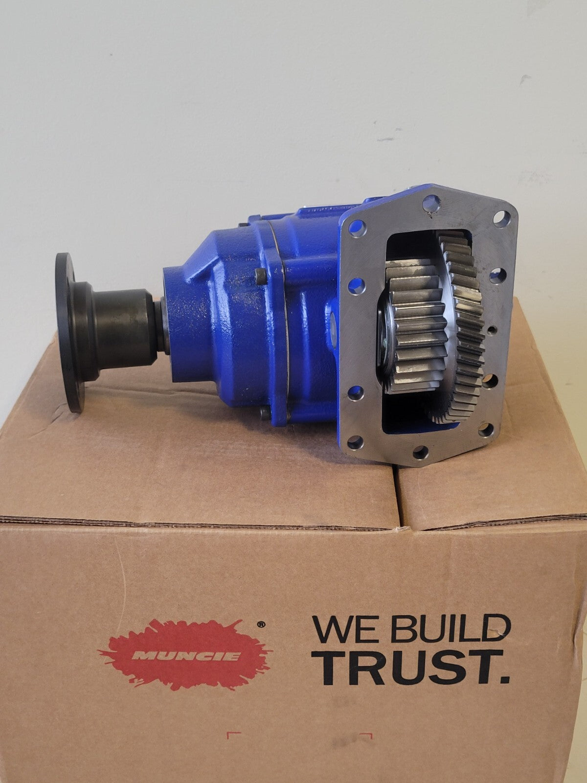 Mechanical gear unit on a cardboard box with 'Muncie' branding